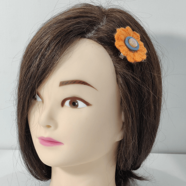 Barrette fleur simple orange crochet bouton bleu orange pince crocodile