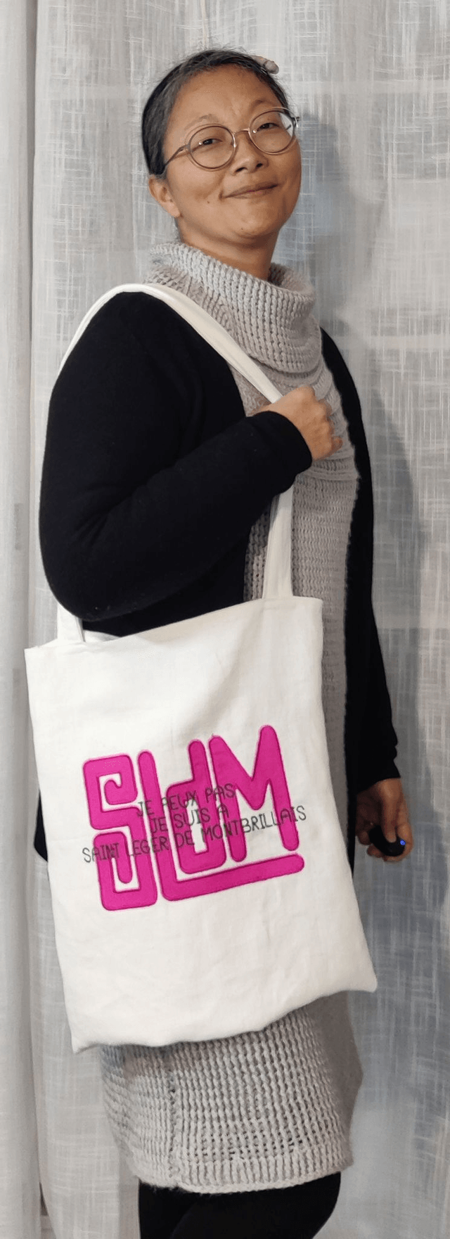👜 Tote Bag brodé – Je ne peux pas, je suis à Saint Léger de Montbrillais (1)
