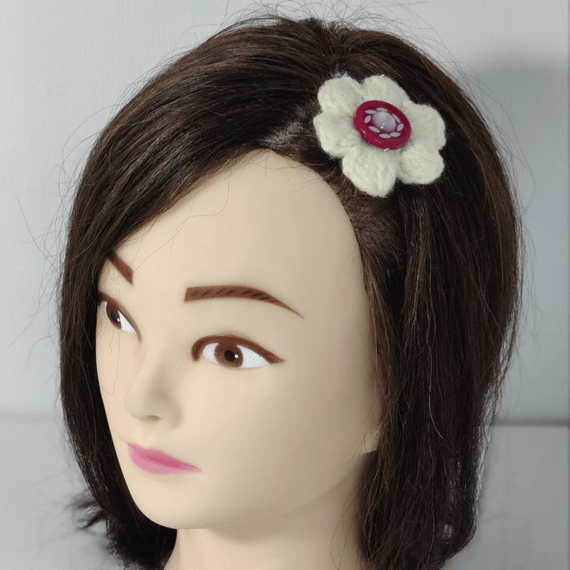 Barrette fleur simple crème crochet bouton rouge pince crocodile
