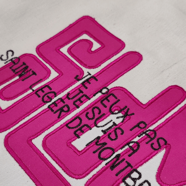 👜 Tote Bag brodé – Je ne peux pas, je suis à Saint Léger de Montbrillais (1)