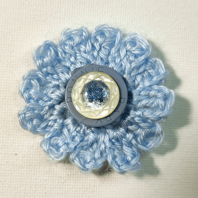 Barrette fleur simple ciel crochet bouton bleu nacré pince crocodile