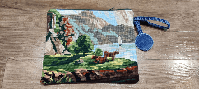 Pochette plate upcyclée jean et canevas version 1