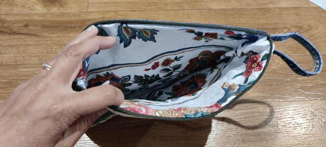 Pochette plate upcyclée jean et canevas version 2