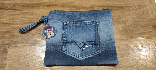 Pochette plate upcyclée jean et canevas version 2
