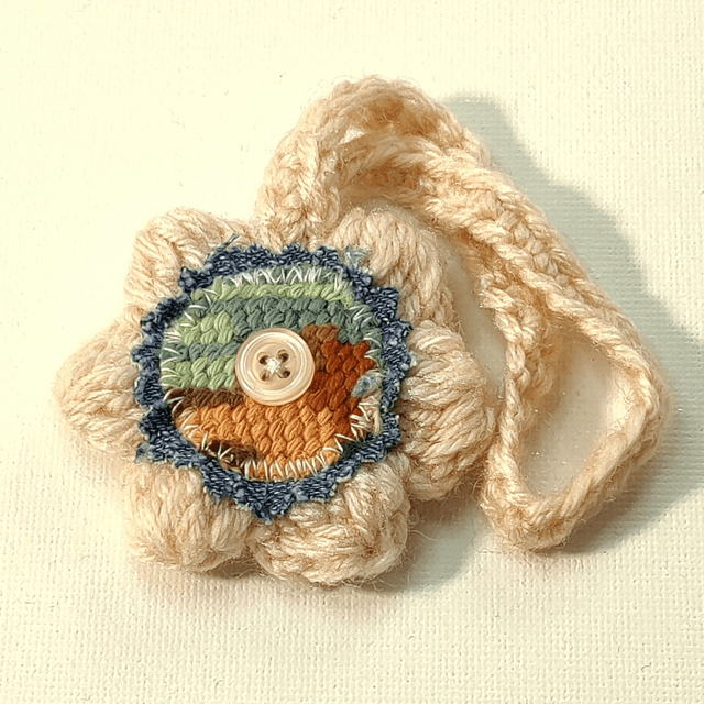Grigri Fleur crochet jeans canevas et bouton