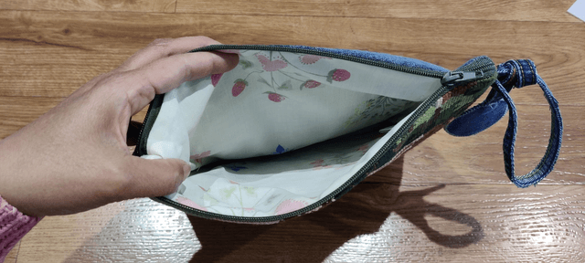 Pochette plate upcyclée jean et canevas version 1