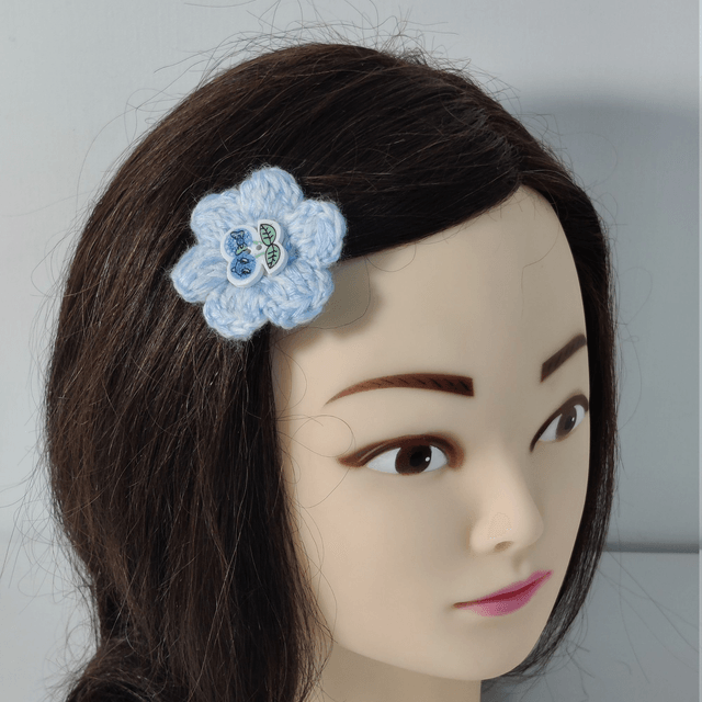 Barrette fleur simple ciel et blanc crochet bouton cerise pince crocodile