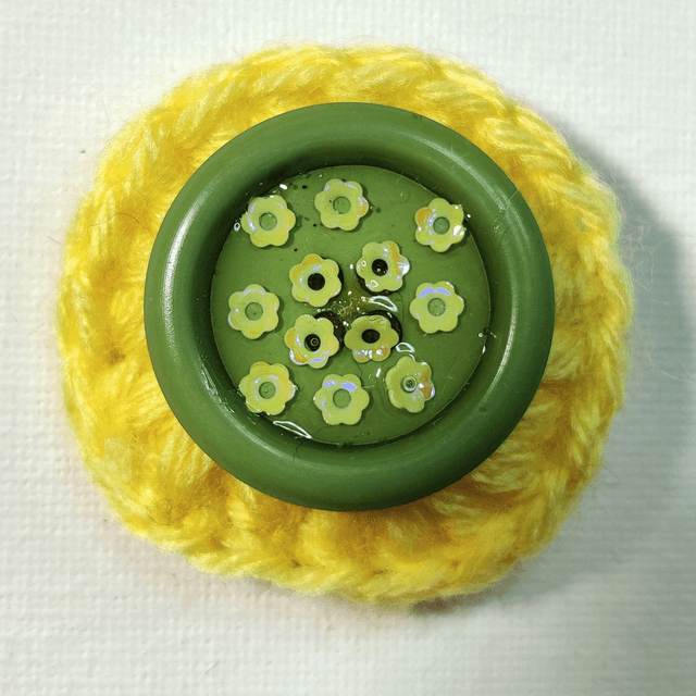 Barrette fleur simple jaune crochet bouton vert pince crocodile